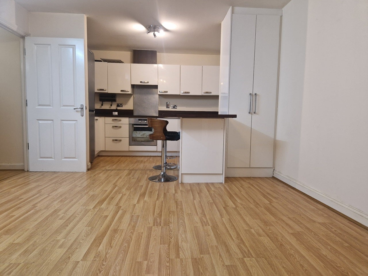 Flat King George Crescent in Greater London
