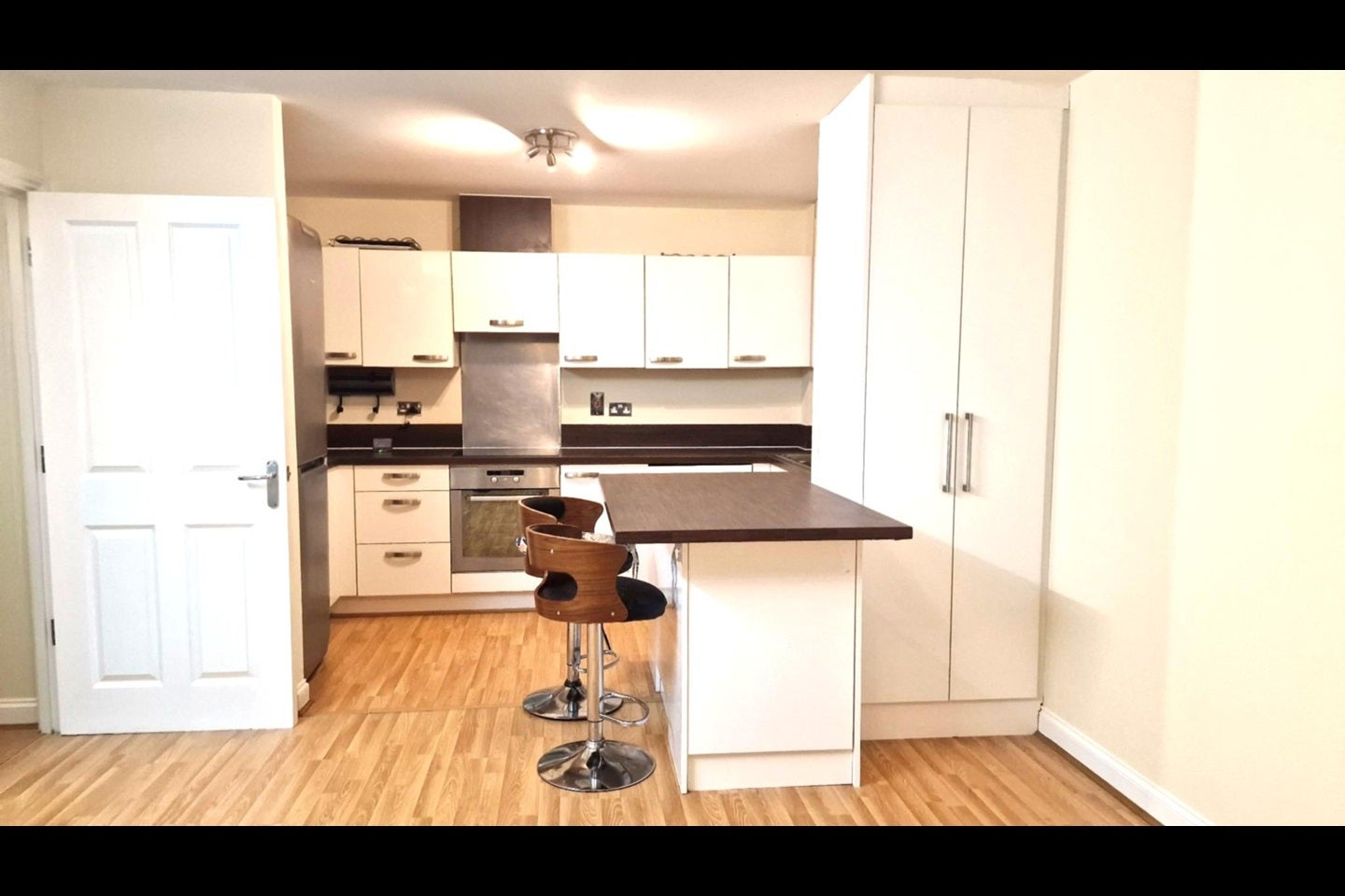 Flat King George Crescent in Greater London