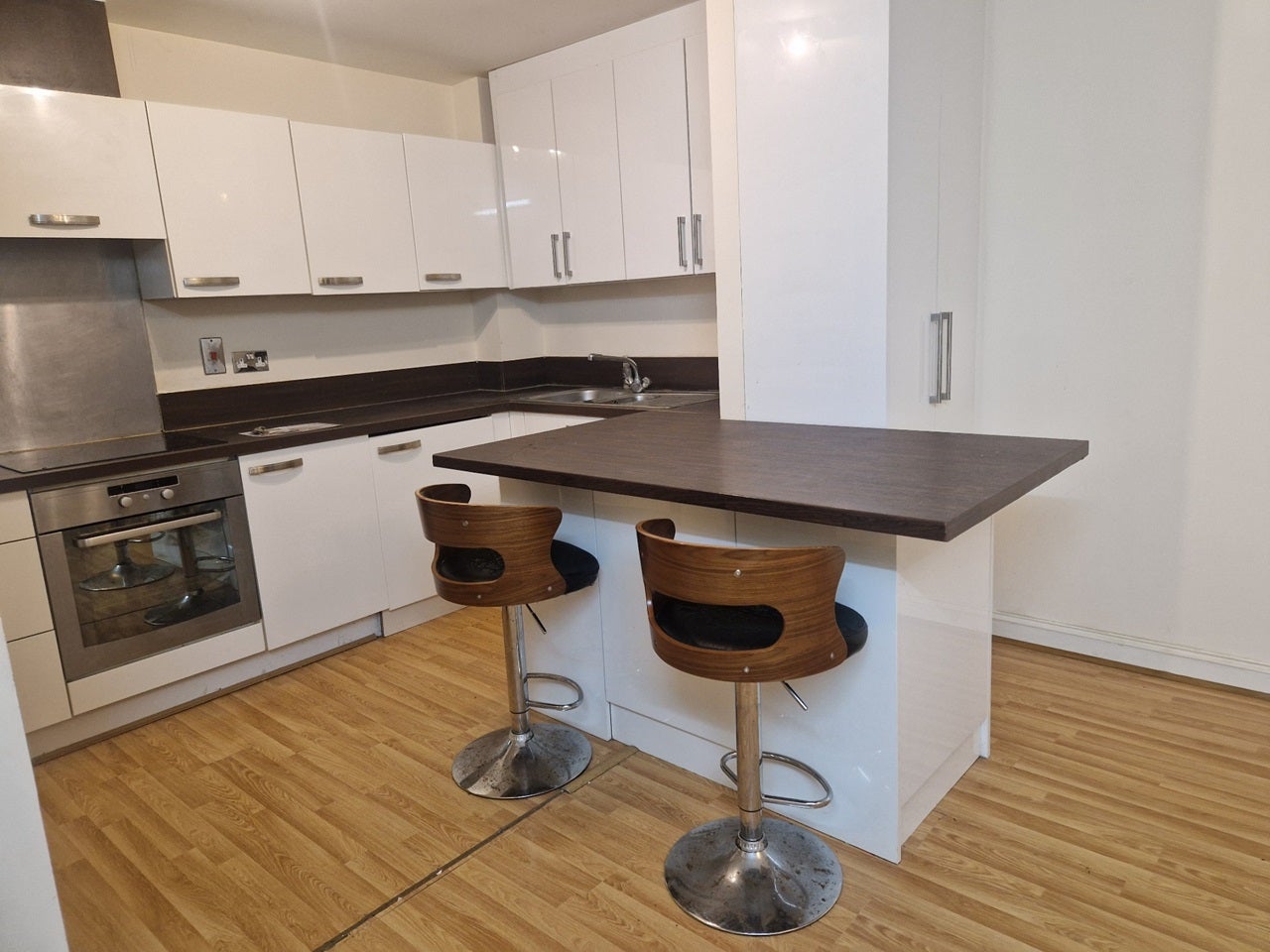 Flat King George Crescent in Greater London