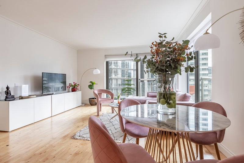 Flat South Quay Square in Greater London