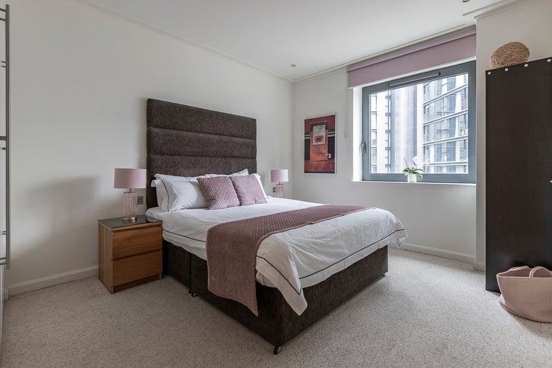 Flat South Quay Square in Greater London