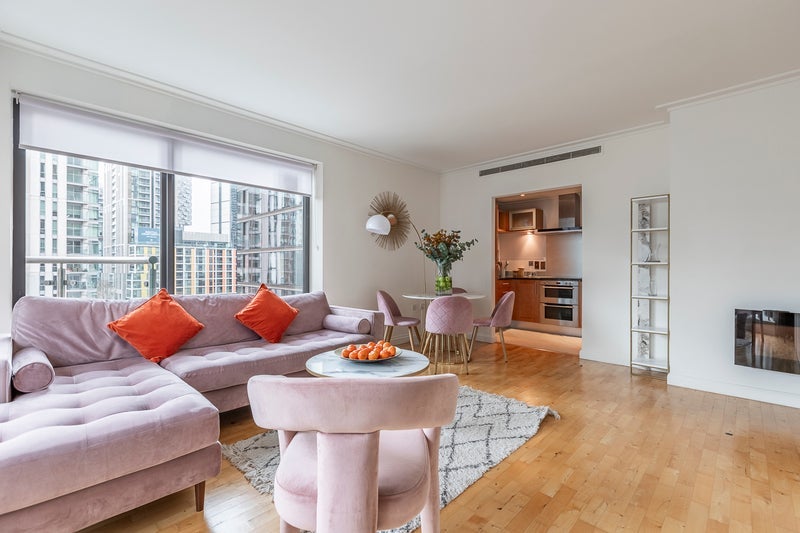 Flat South Quay Square in Greater London