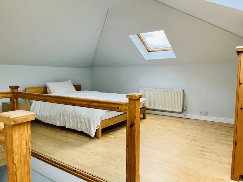 Room Cheltenham Road in Greater London