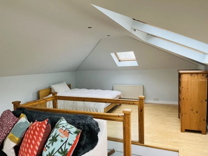 Room Cheltenham Road in Greater London