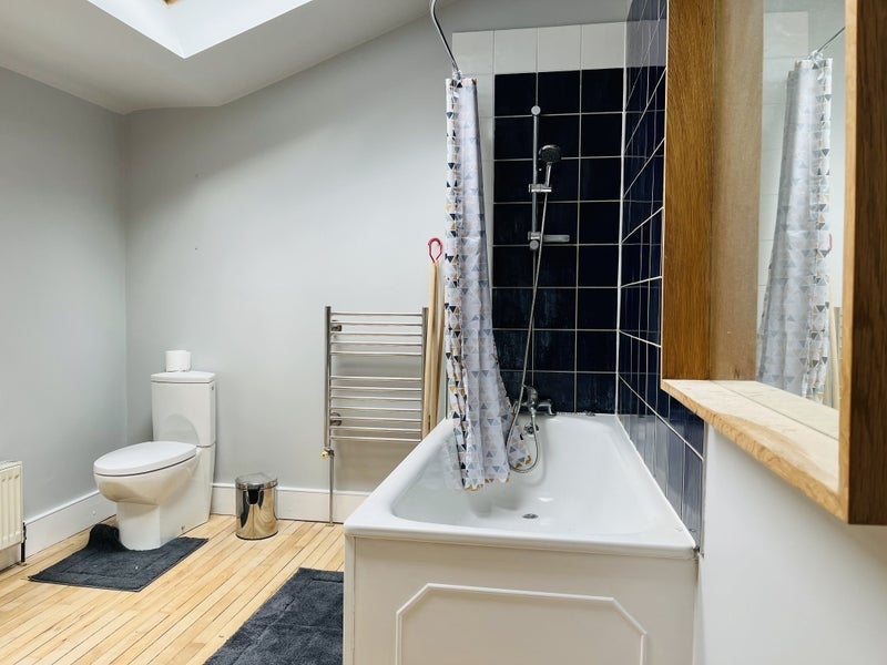 Room Cheltenham Road in Greater London