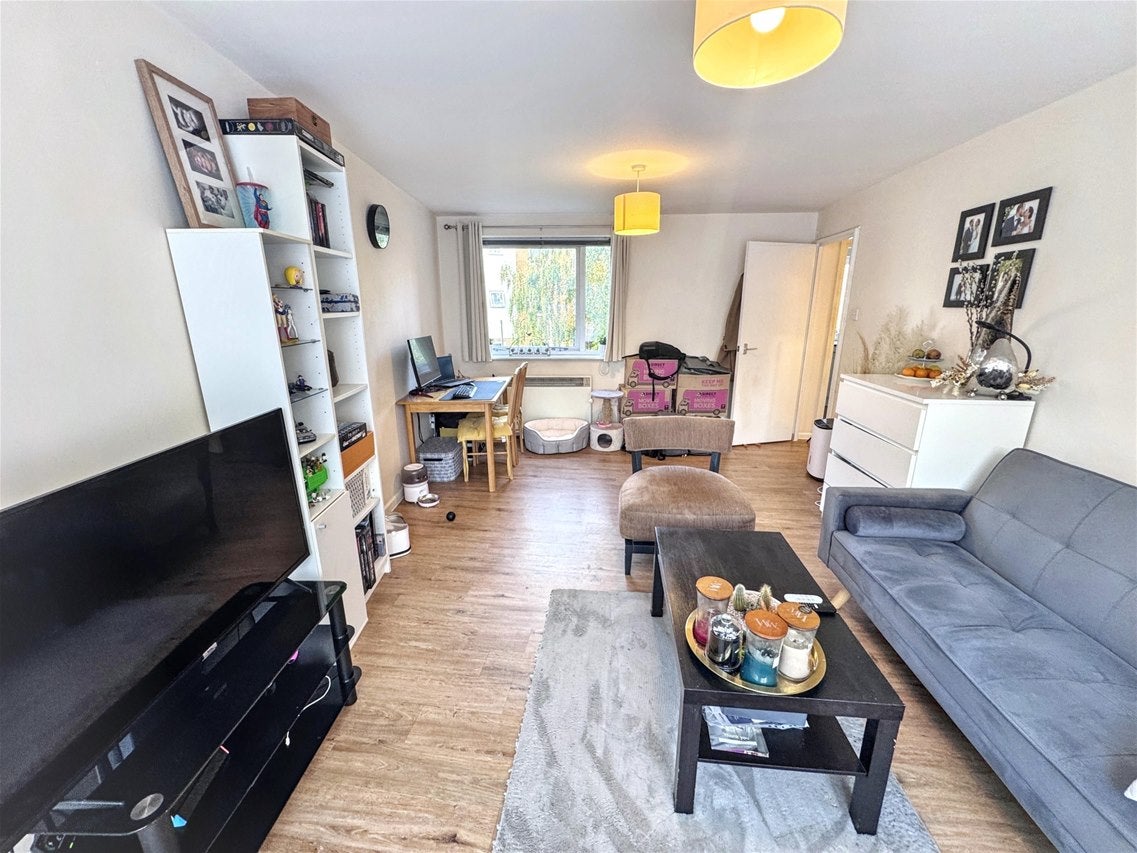 Flat Grimsby Grove in Greater London