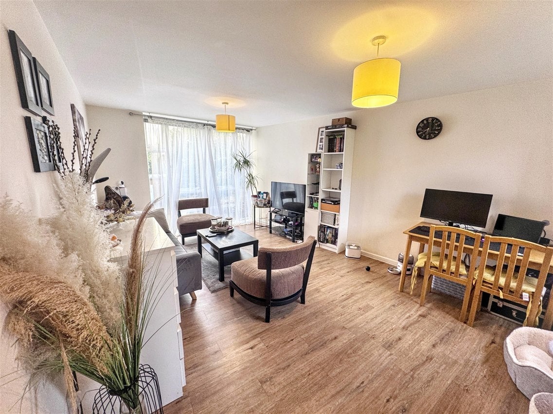 Flat Grimsby Grove in Greater London