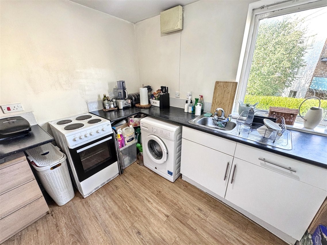 Flat Grimsby Grove in Greater London