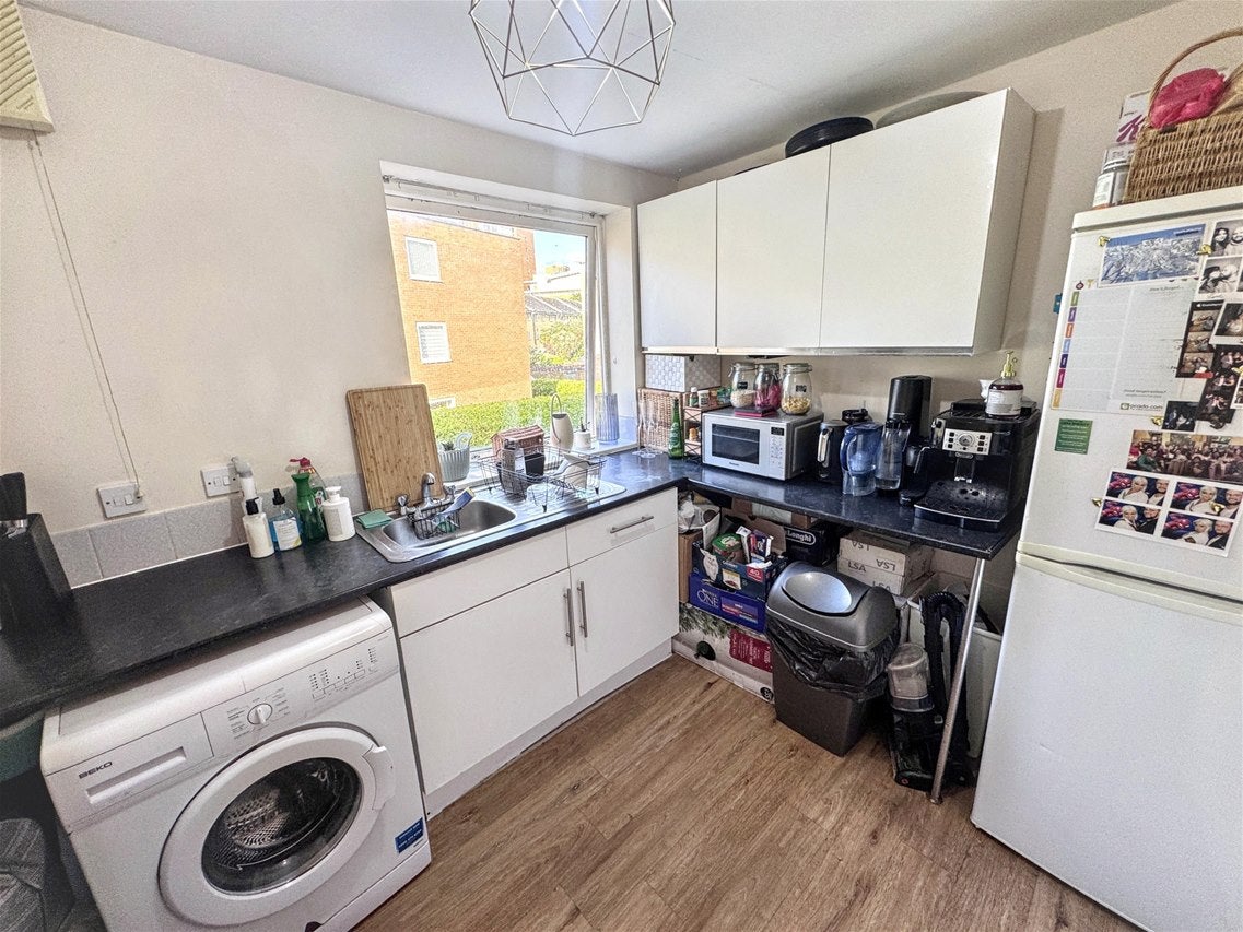 Flat Grimsby Grove in Greater London