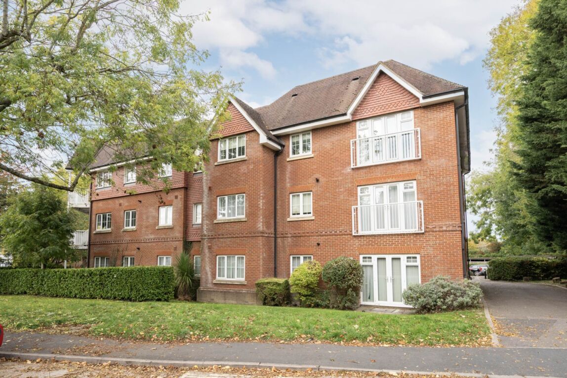 Flat Hurst Court in Horsham