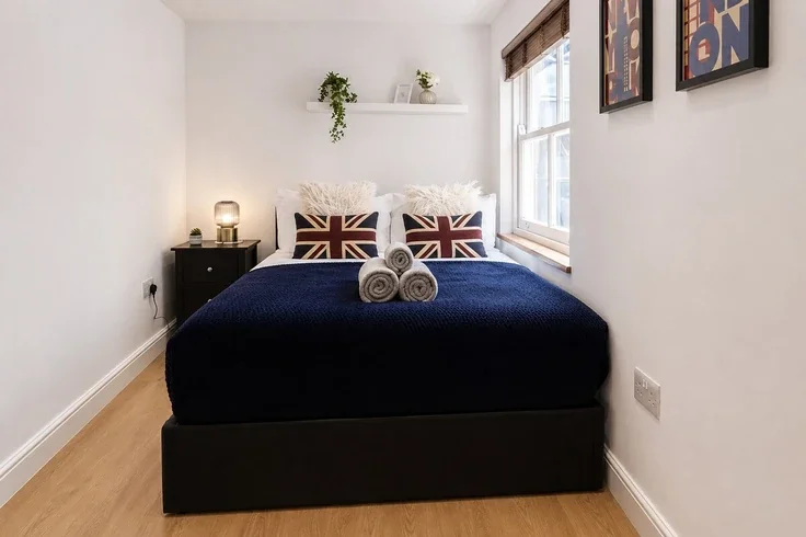 Flat Plough Yard in Greater London