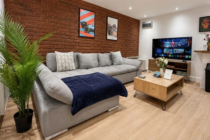 Flat Plough Yard in Greater London