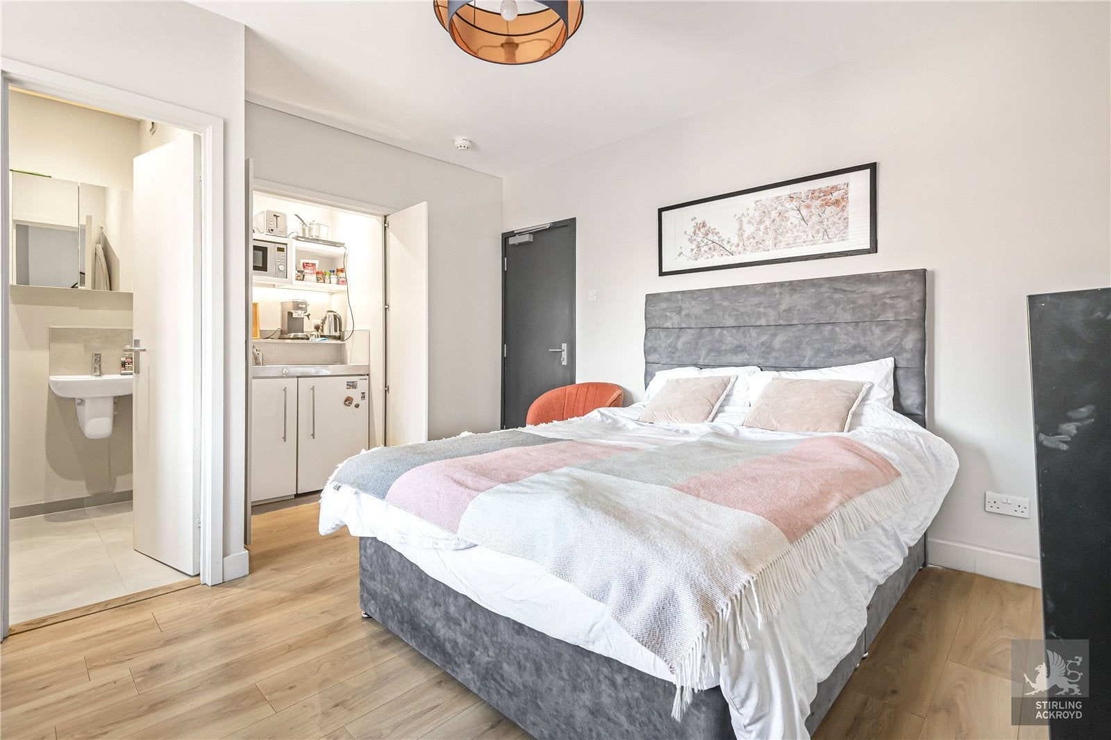 Flat Finchley Road in Greater London