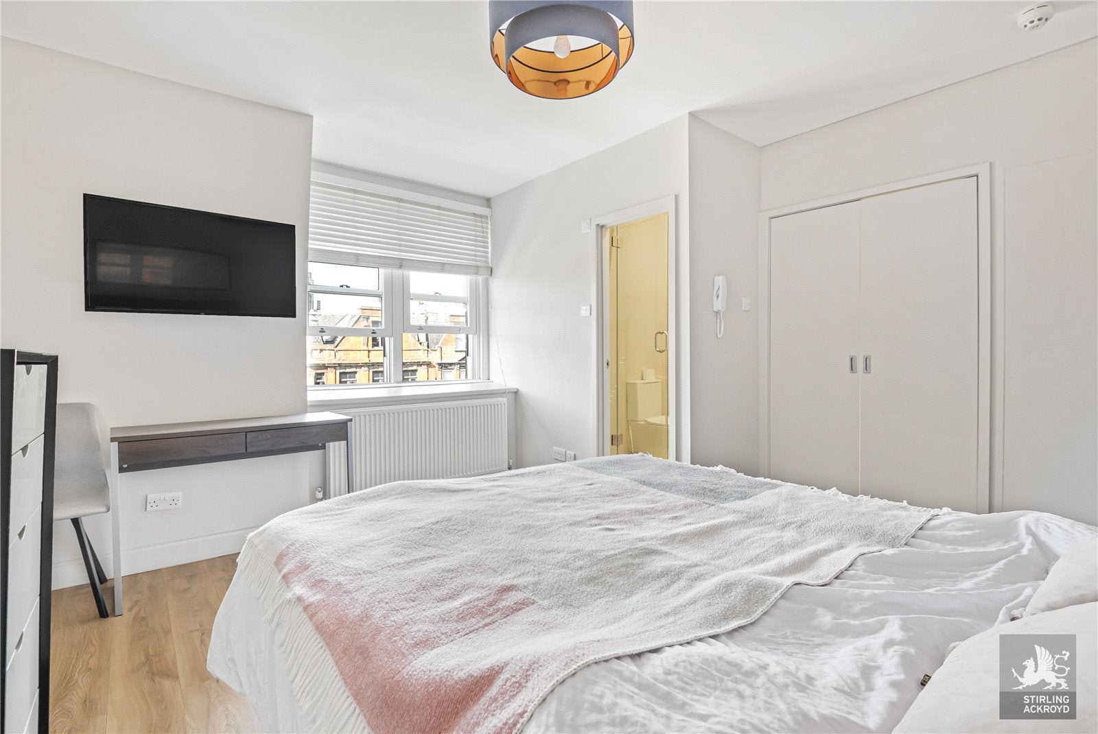 Flat Finchley Road in Greater London