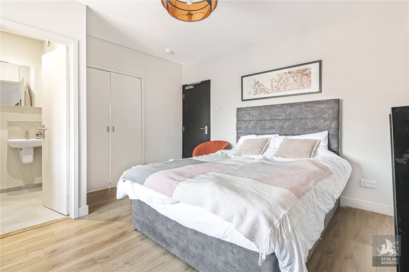 Flat Finchley Road in Greater London