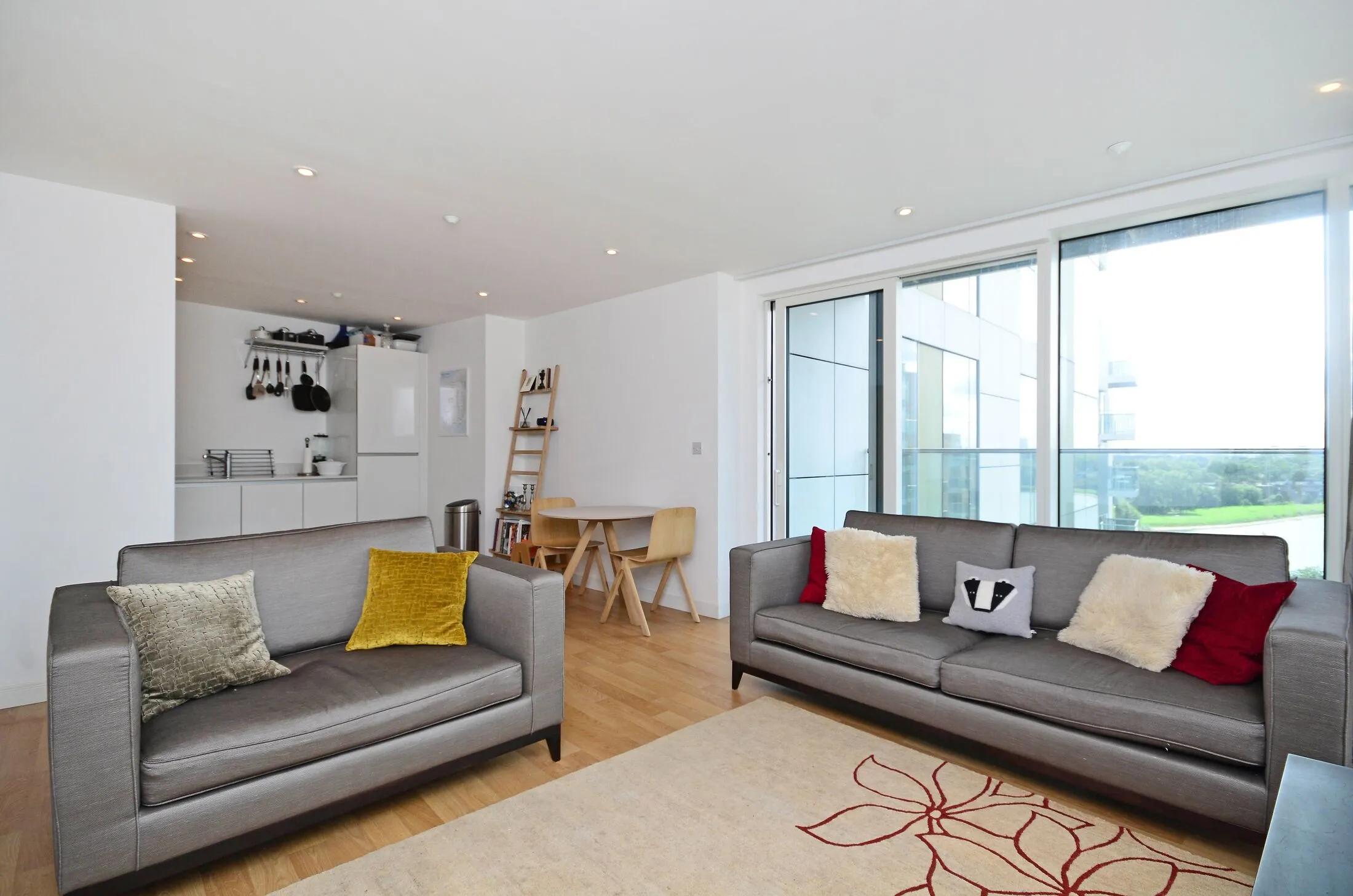 Flat Goodchild Road in Greater London