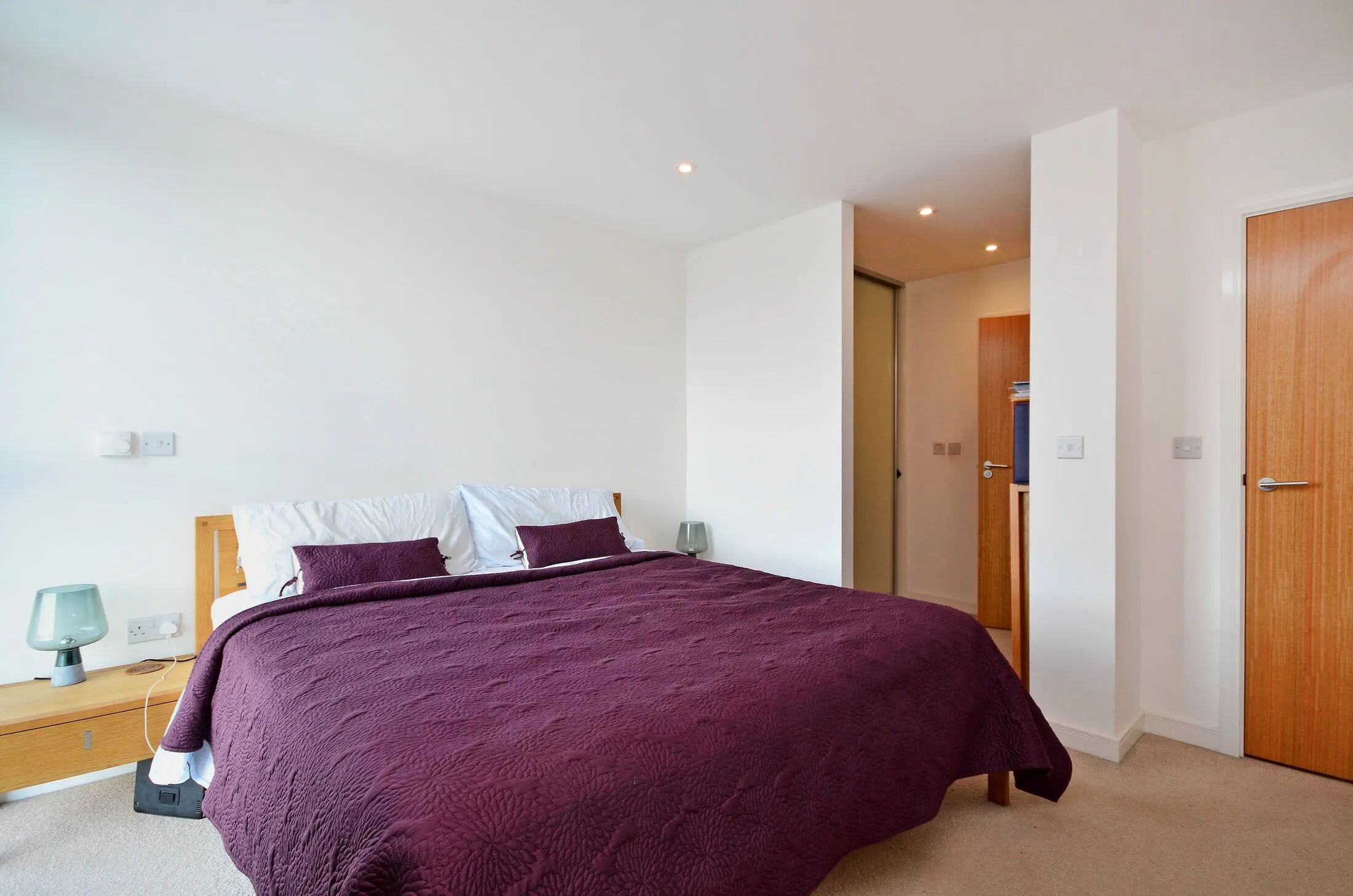 Flat Goodchild Road in Greater London