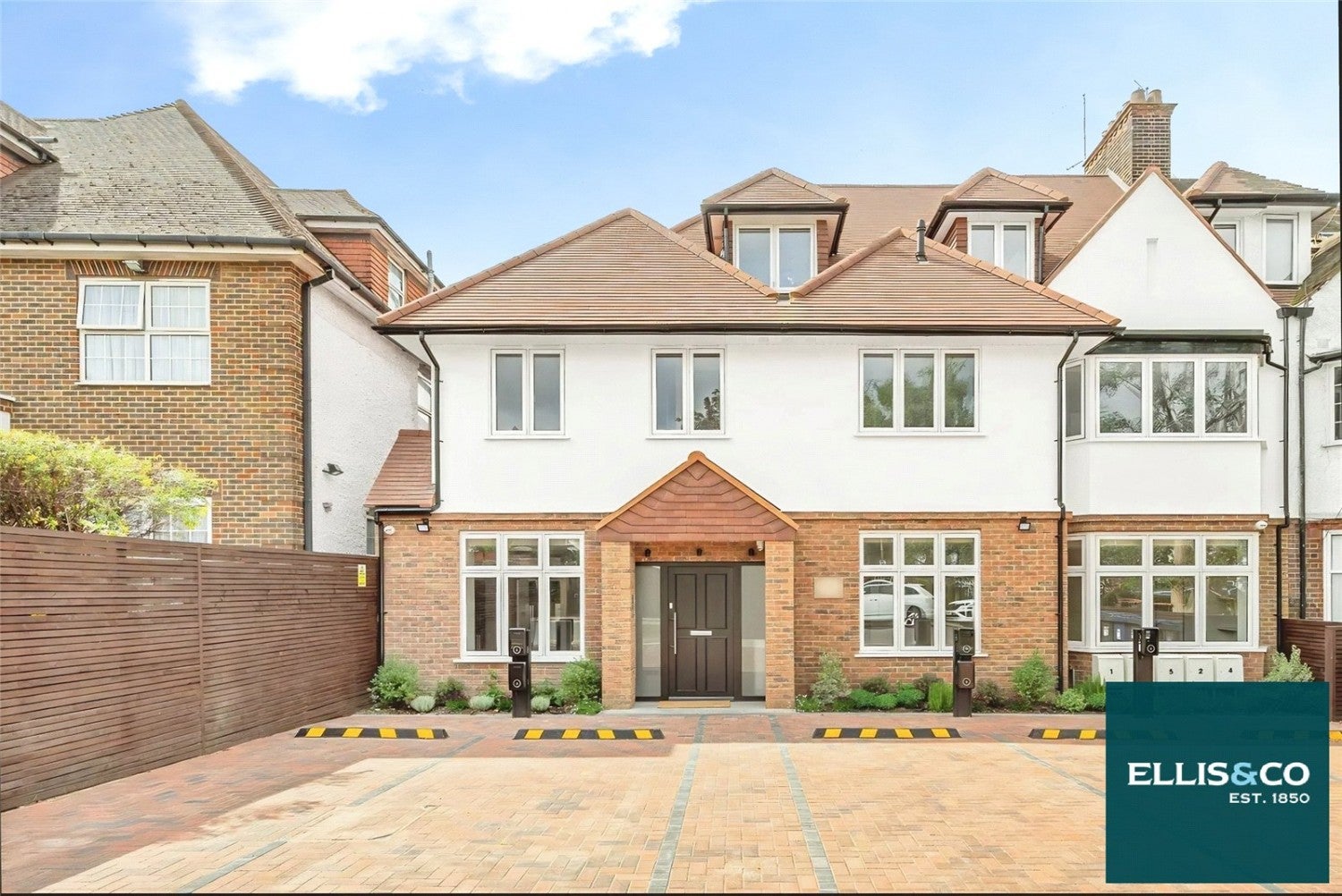 Flat The Ridgeway in Greater London
