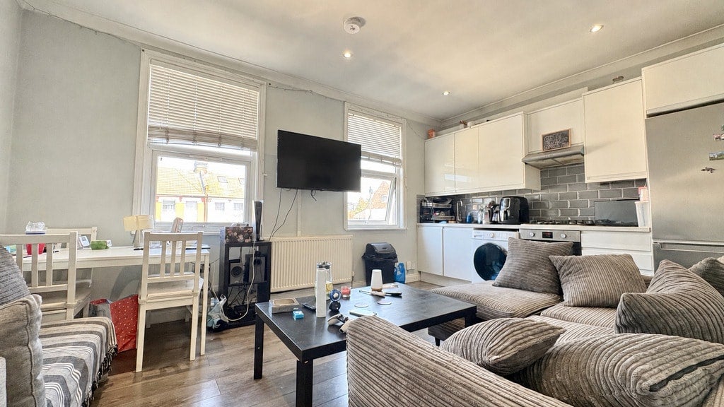 Flat Granville Road in Greater London