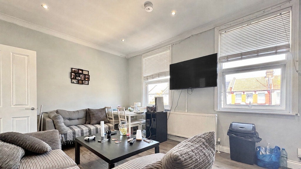 Flat Granville Road in Greater London