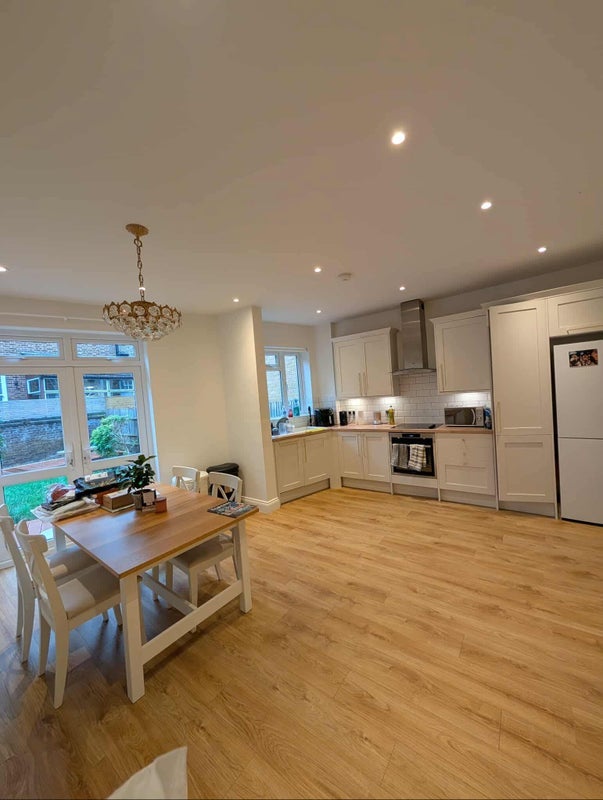Flat Ashvale Road in Greater London