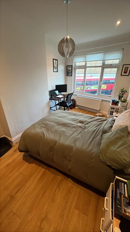 Flat Ashvale Road in Greater London