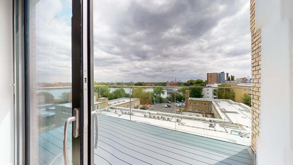 Flat Coster Avenue in Greater London
