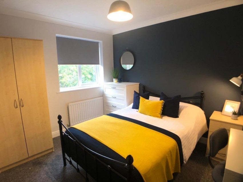 Room Highcrown Street in Southampton