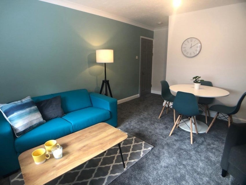 Room Highcrown Street in Southampton