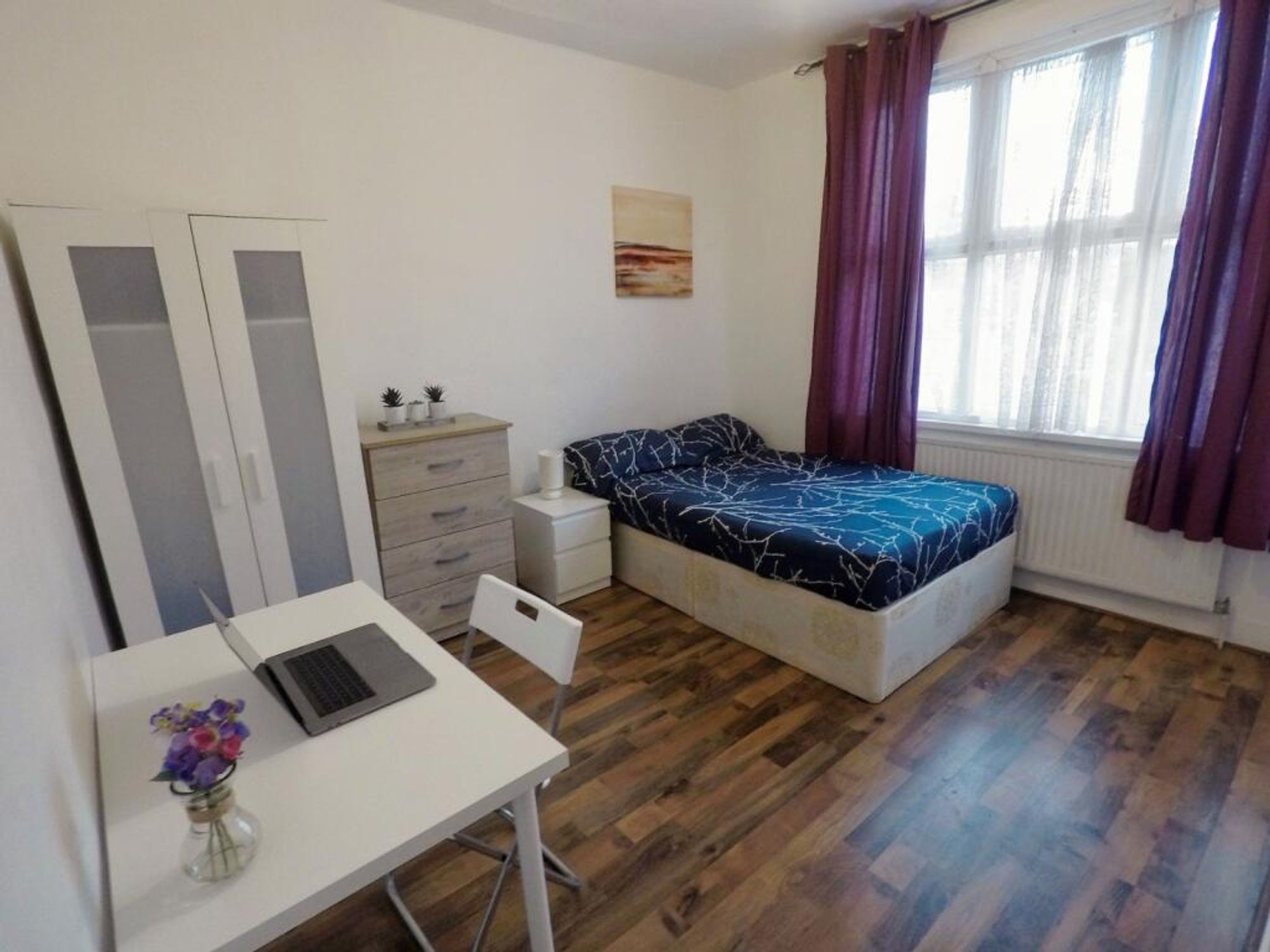 Room Burdett Road in Greater London
