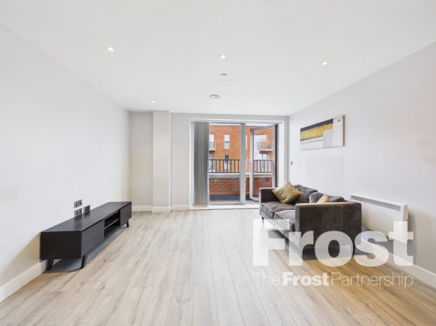Flat Petersfield Avenue in Slough