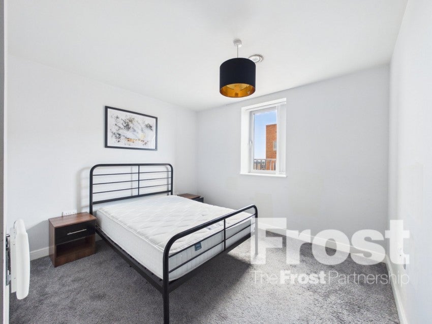 Flat Petersfield Avenue in Slough