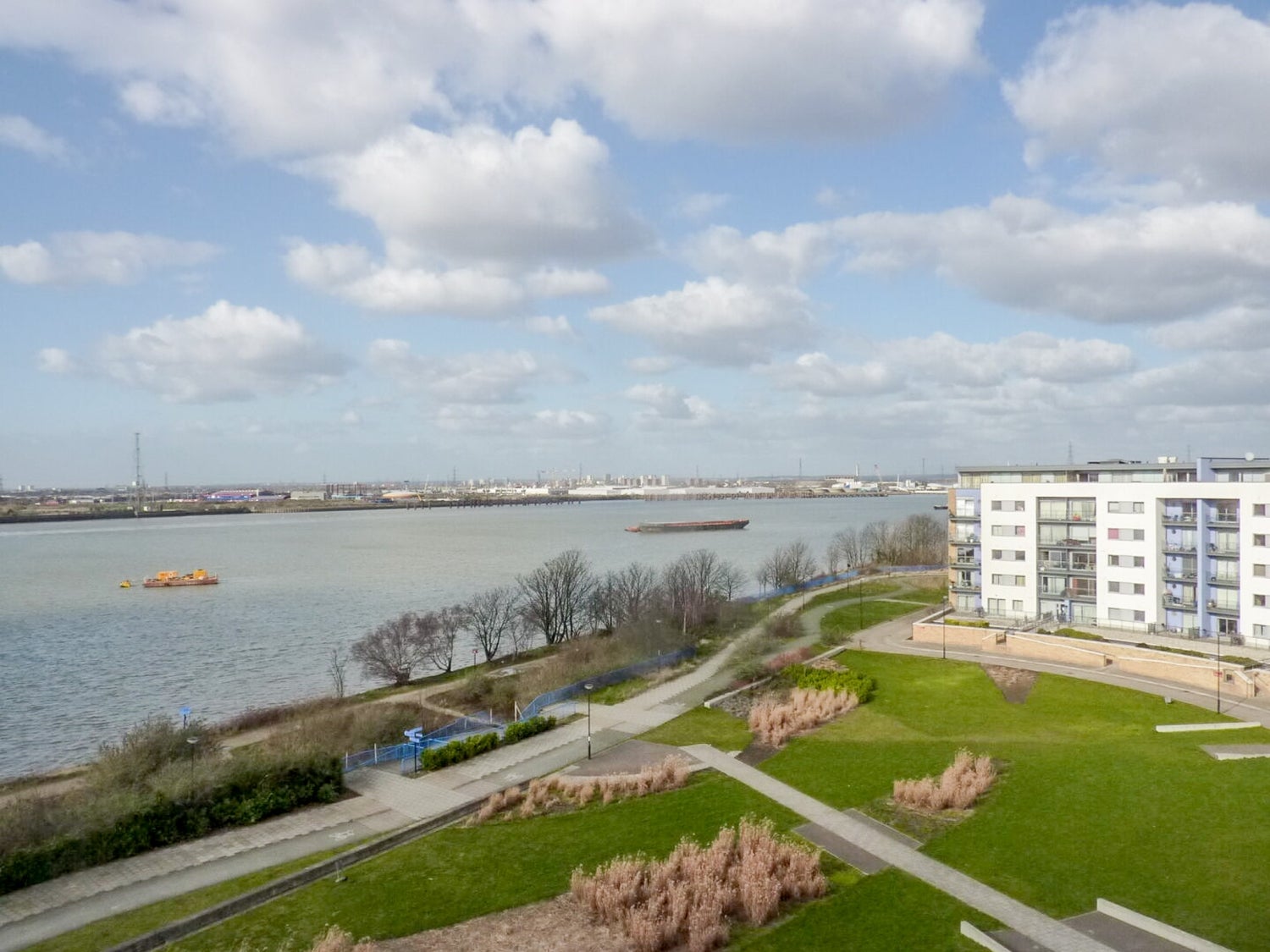 Flat Tideslea Path in London