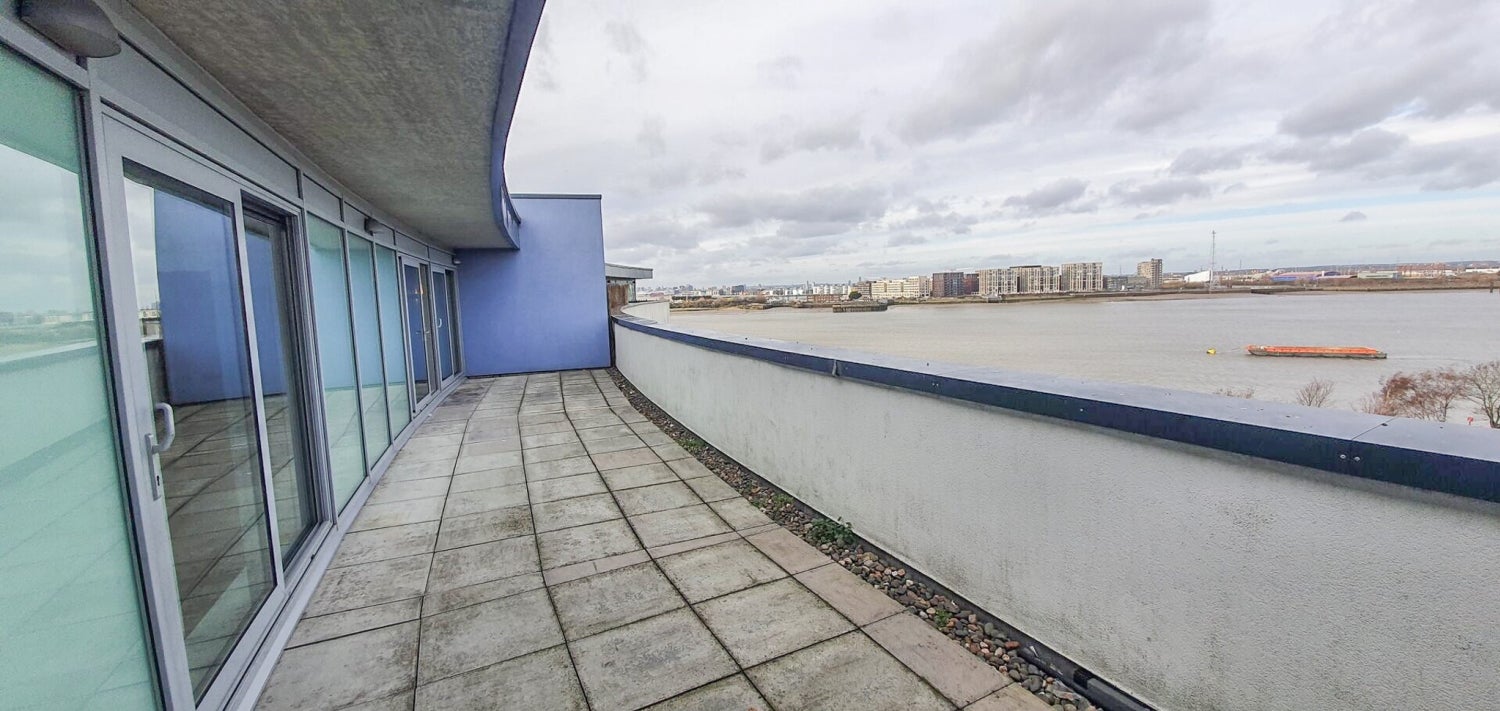 Flat Tideslea Path in London