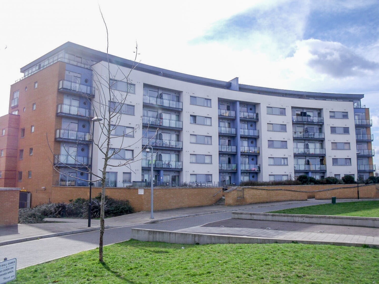 Flat Tideslea Path in London