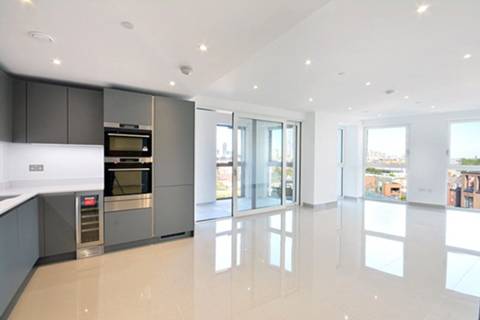 Flat Blackfriars Road in London Borough of Southwark