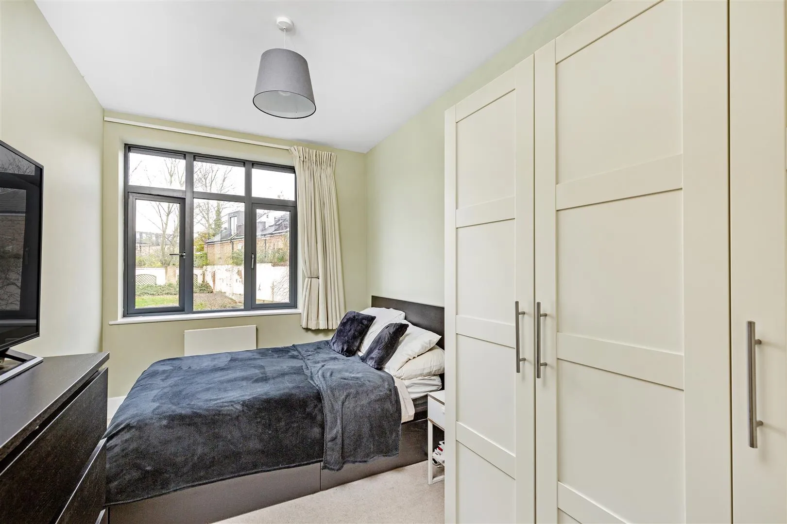 Flat Putney Bridge Road in Greater London