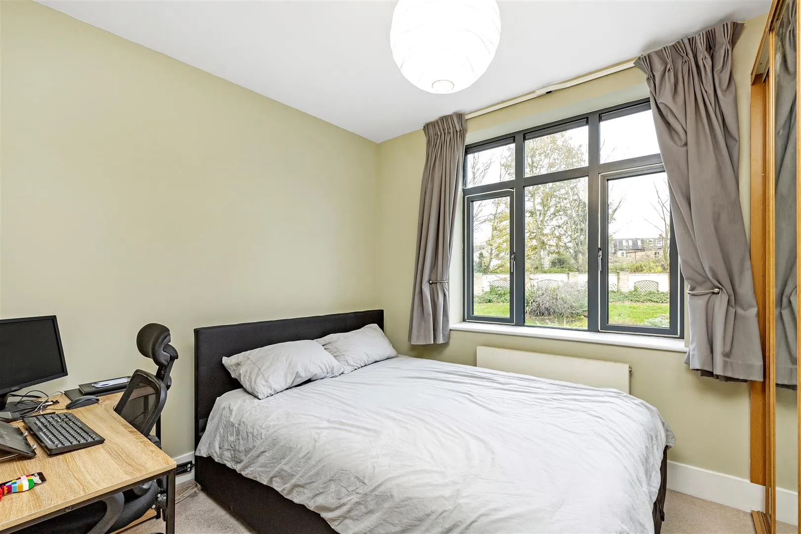 Flat Putney Bridge Road in Greater London