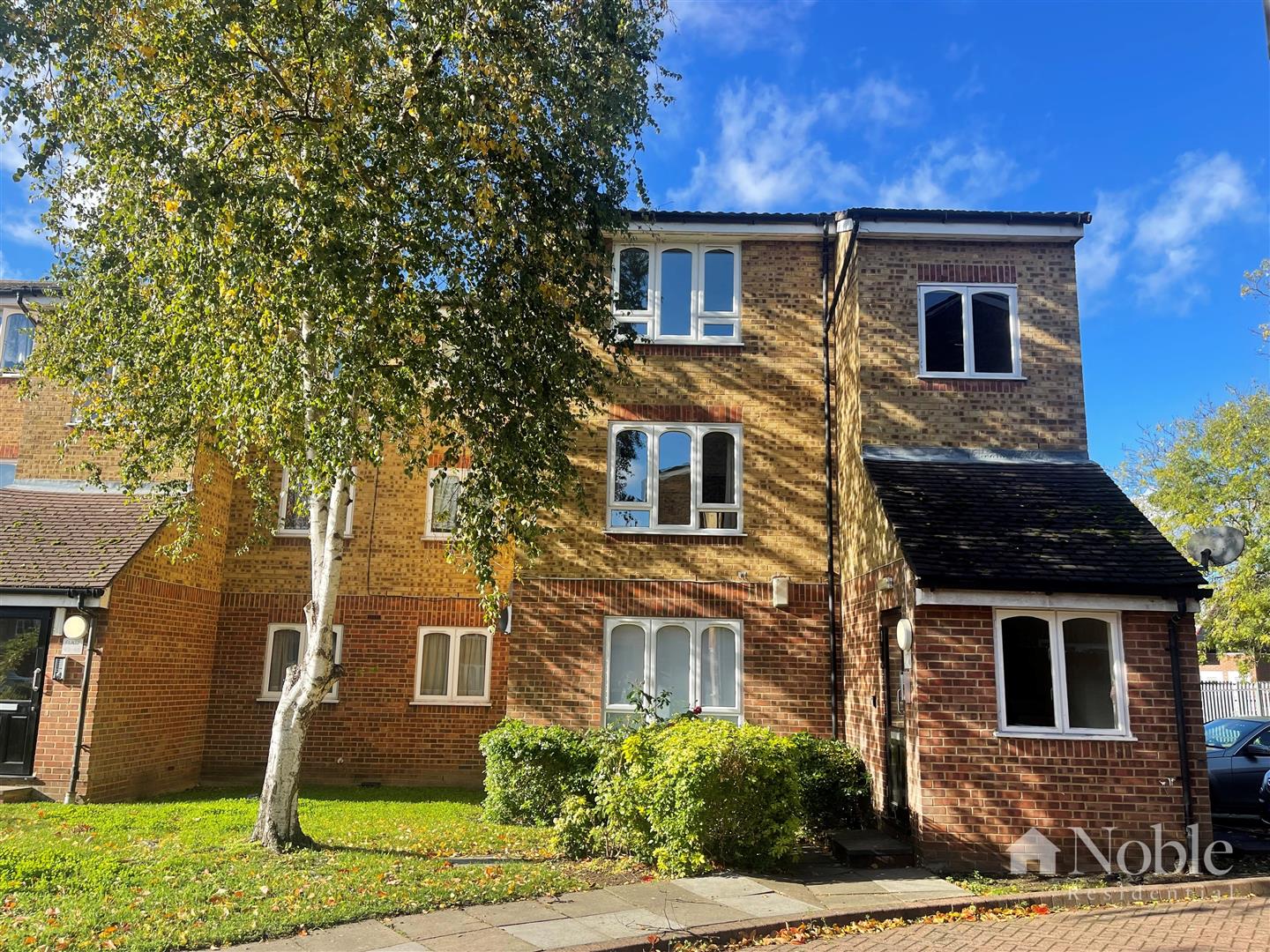 Flat Frazer Close in Greater London