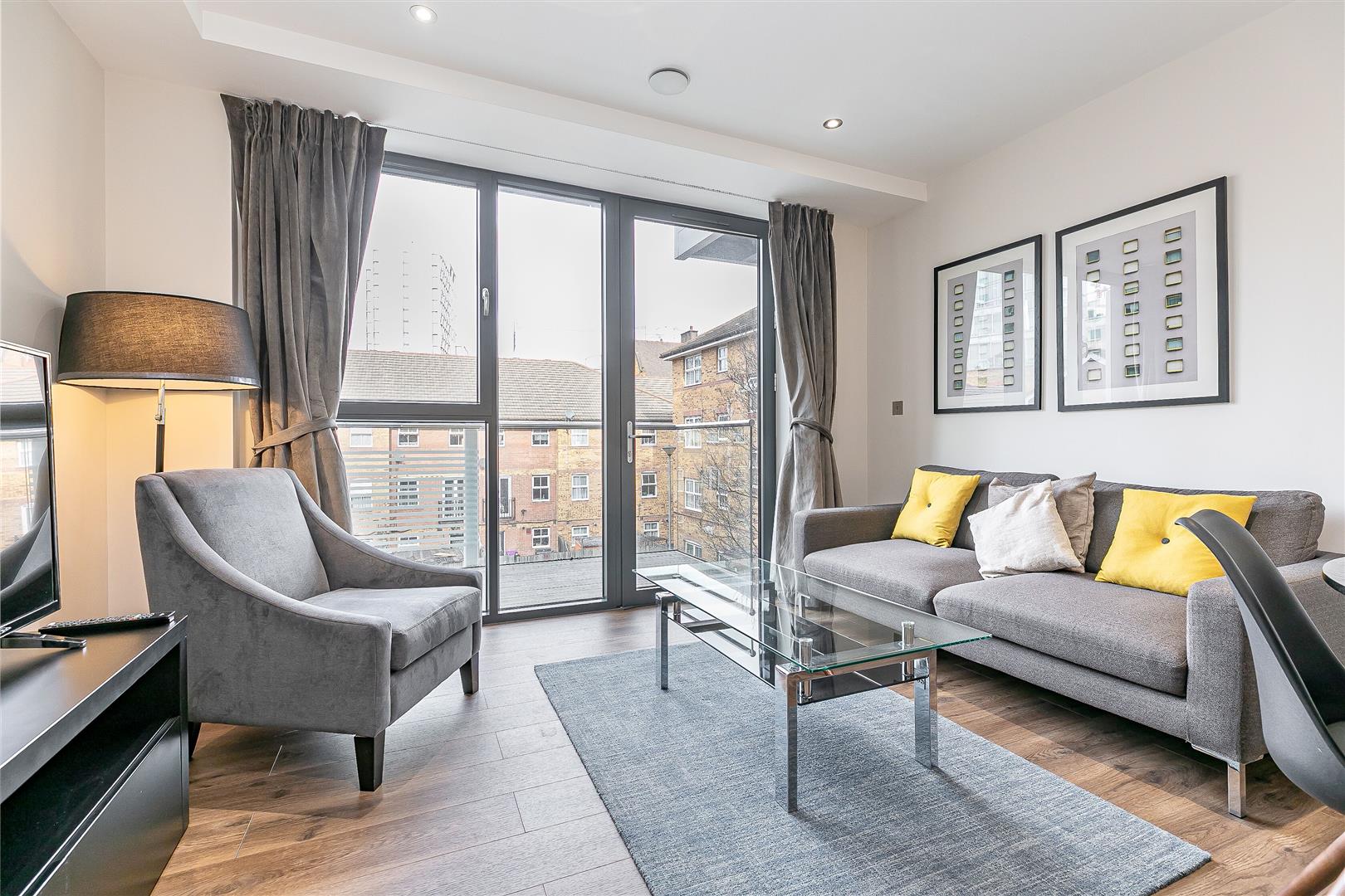 Flat Fairclough Street in Greater London