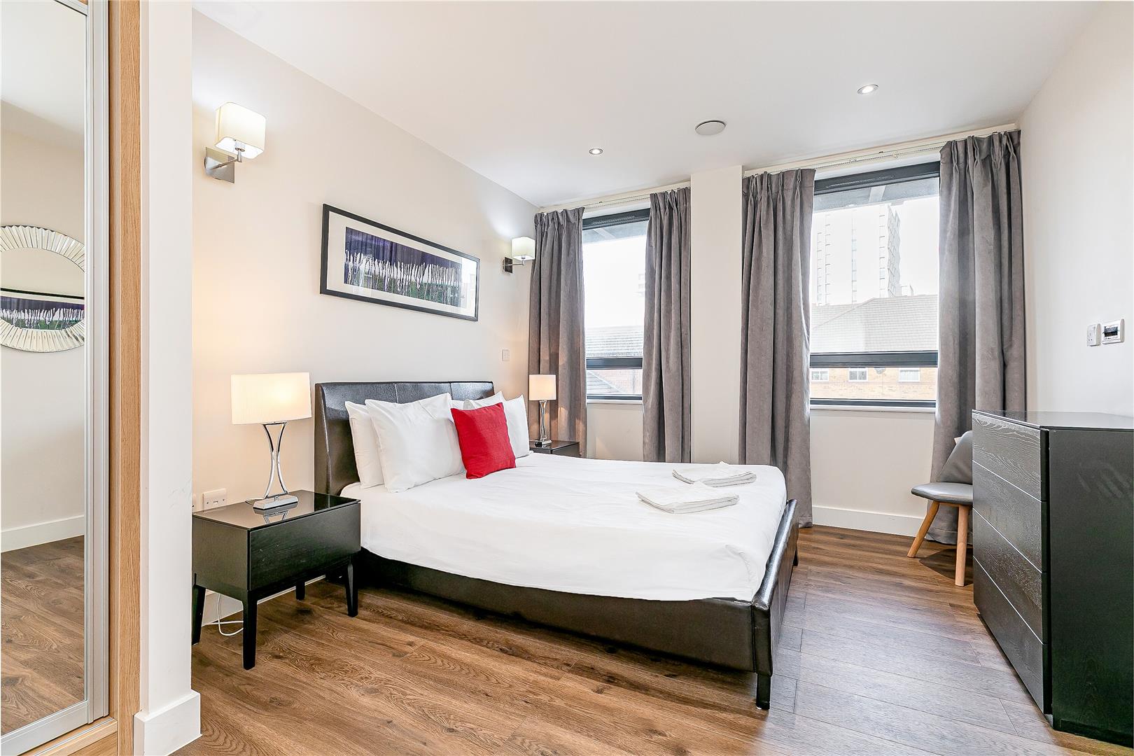 Flat Fairclough Street in Greater London