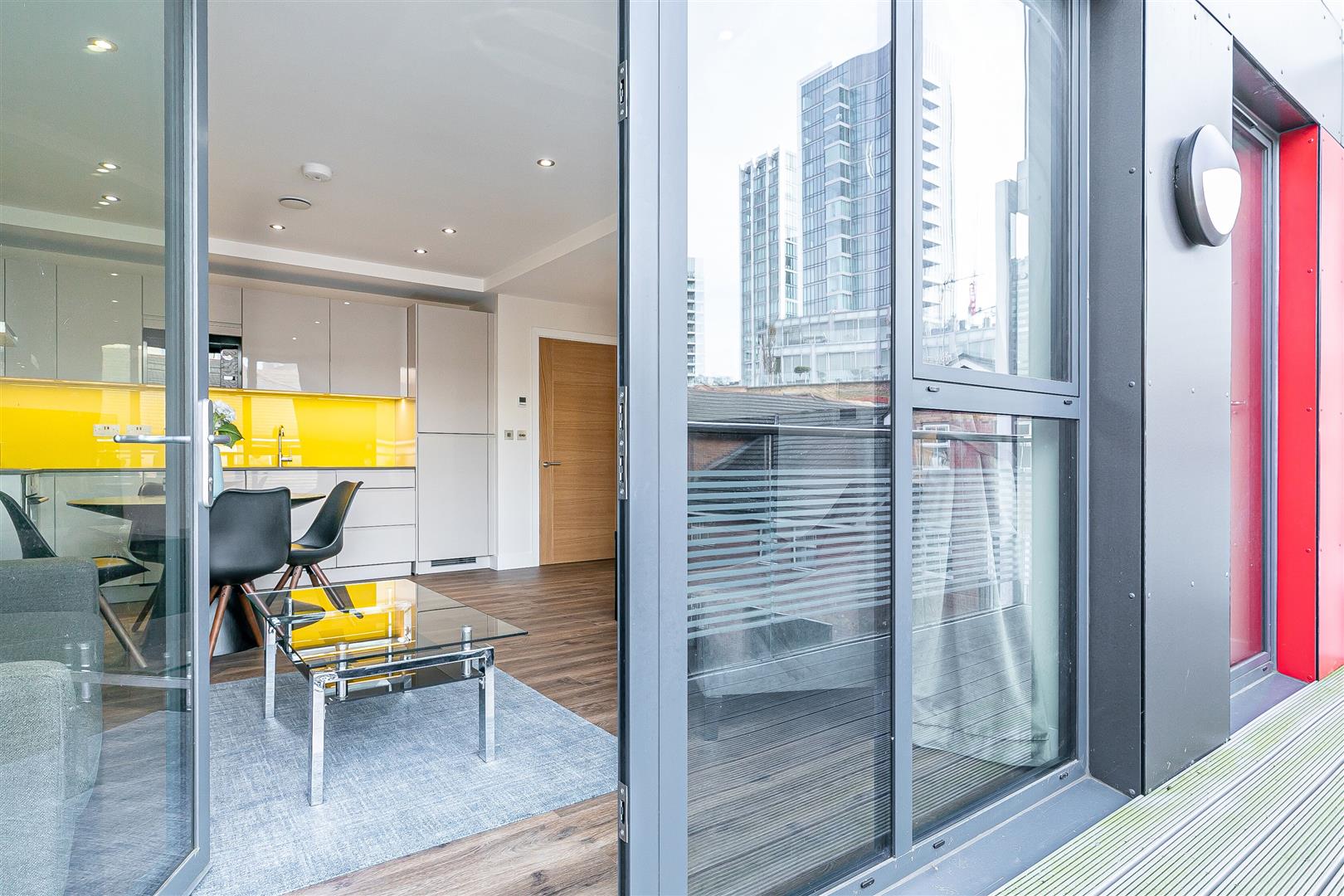 Flat Fairclough Street in Greater London
