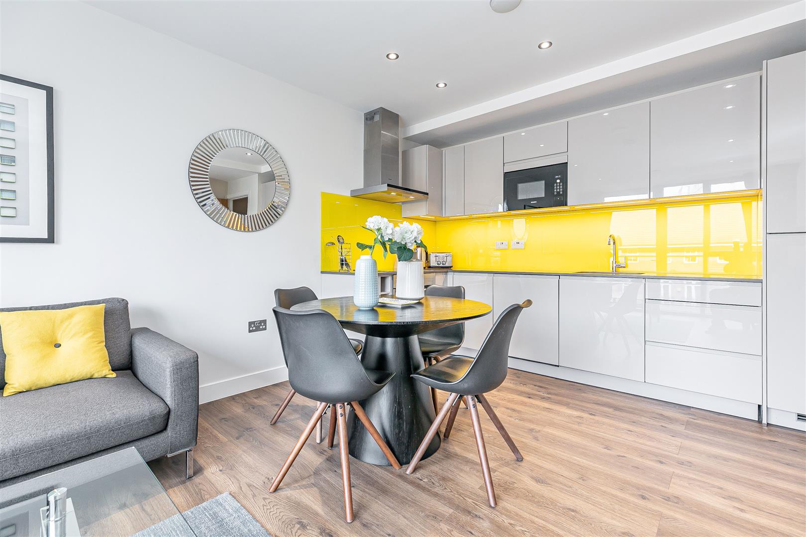 Flat Fairclough Street in Greater London