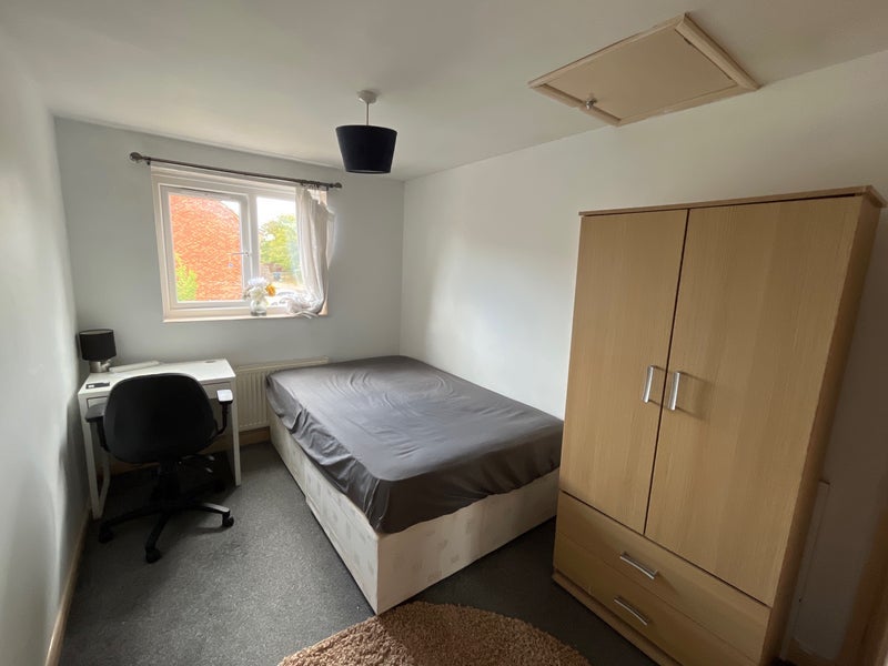 Room Justice Close in Warwick