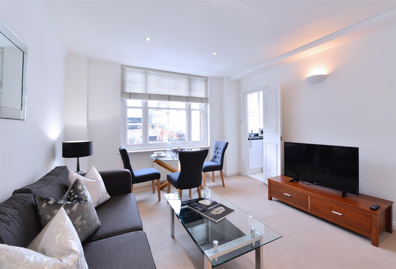 Flat Hill Street in City of Westminster