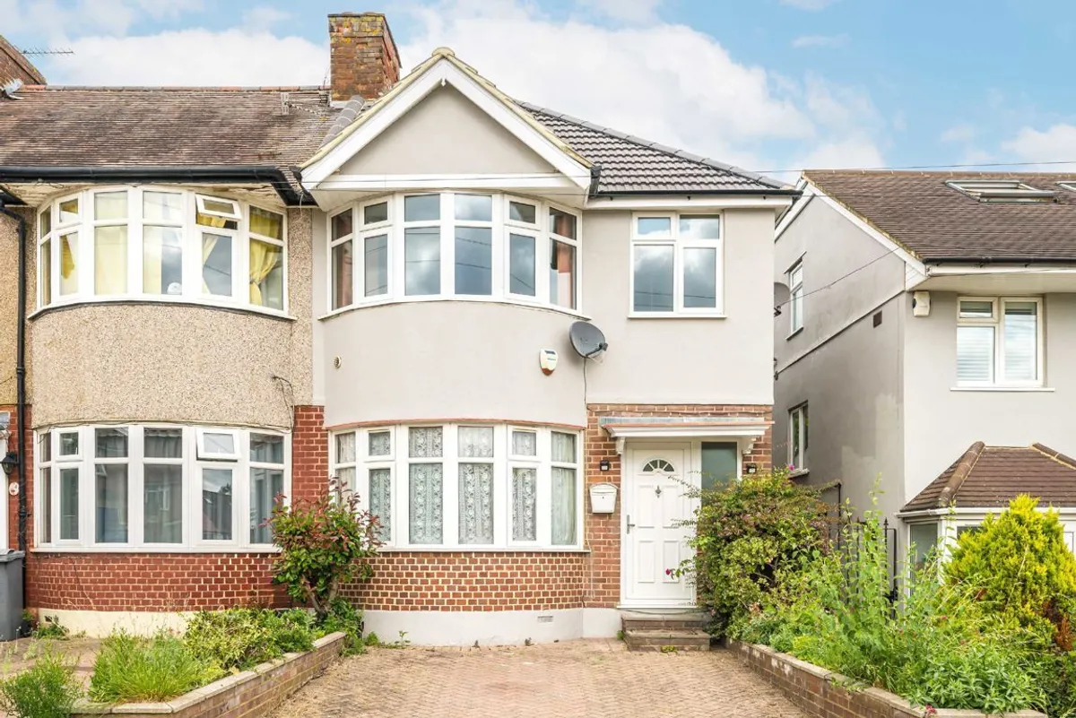 House Essex Avenue in Greater London