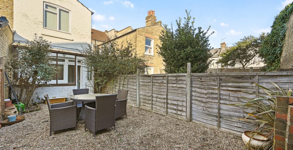 Flat Lydden Grove in Greater London