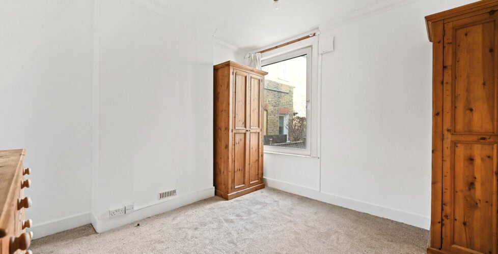 Flat Lydden Grove in Greater London