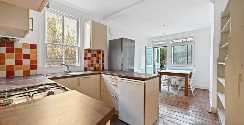 Flat Lydden Grove in Greater London