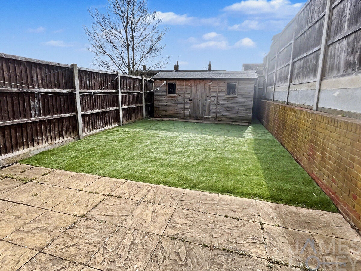 House Bevis Close in Dartford